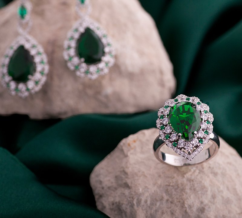 emerald jewellery red carpet worthy